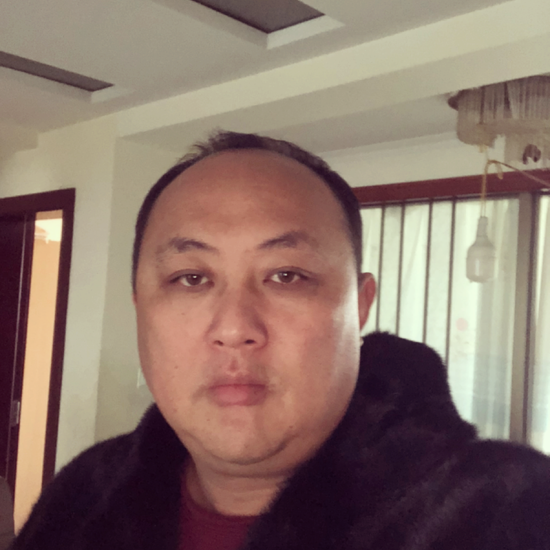 留胡子回首西装的照片