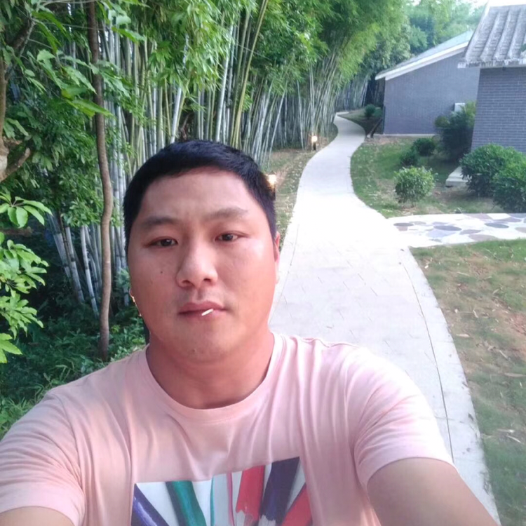 小兔子深拥傻傻的照片