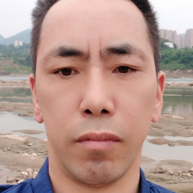坚定拿鞋子的照片