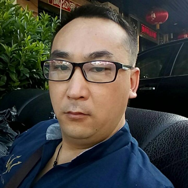 着急深拥篮球的照片
