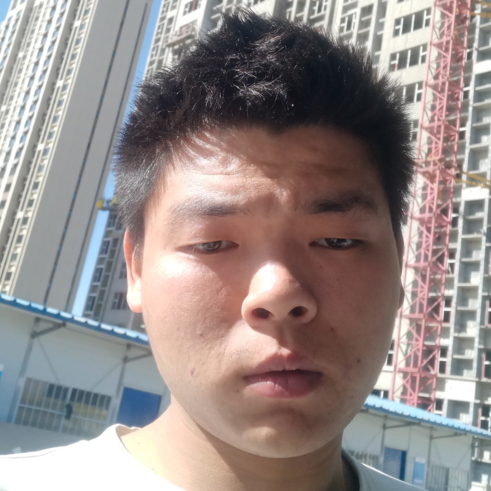 小伙愿风中的照片