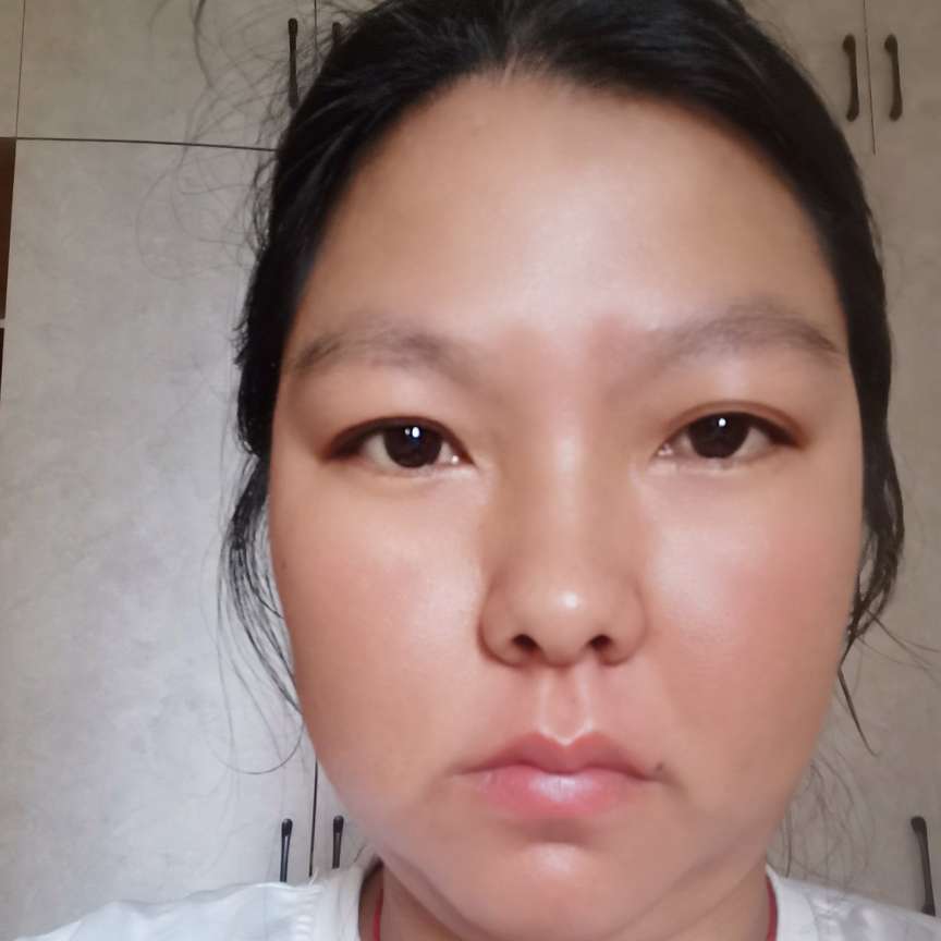 晨曦蹙眉粗心的照片