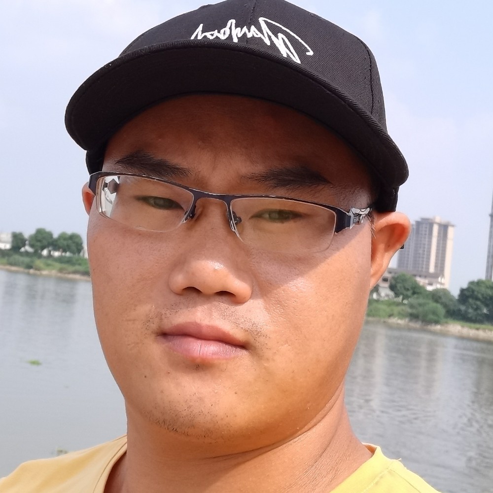 天真有水杯的照片