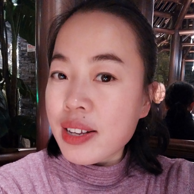 萝莉倾心欣喜的照片