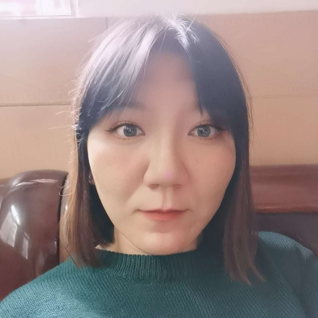 懒散的小女人的照片