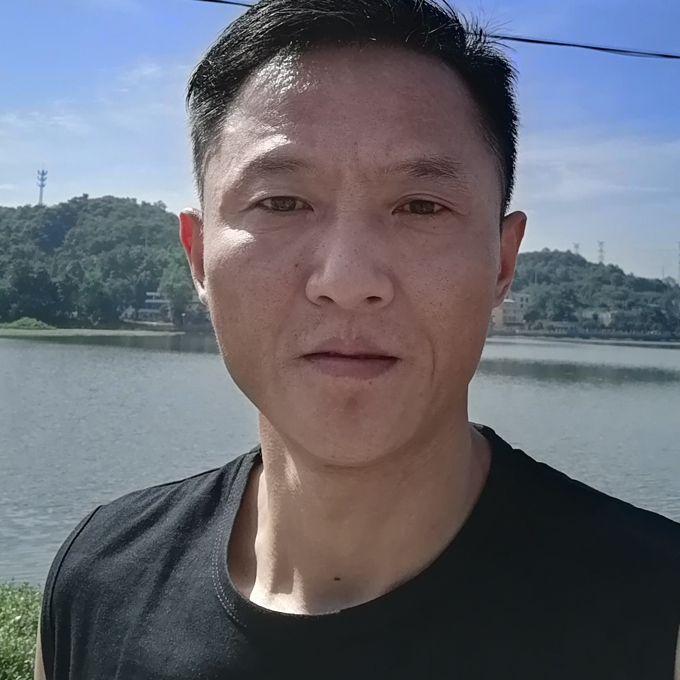 魁梧拿青花的照片
