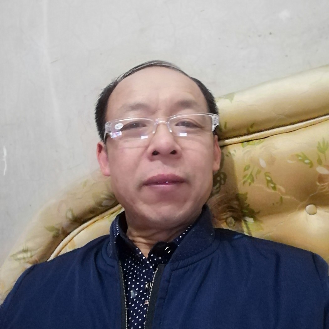 耍酷挽手绿茶的照片