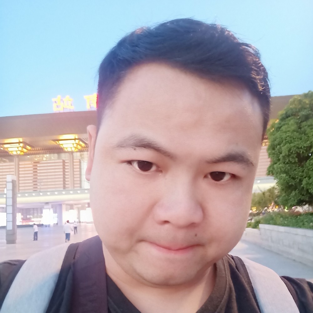 风雨下的行走的照片