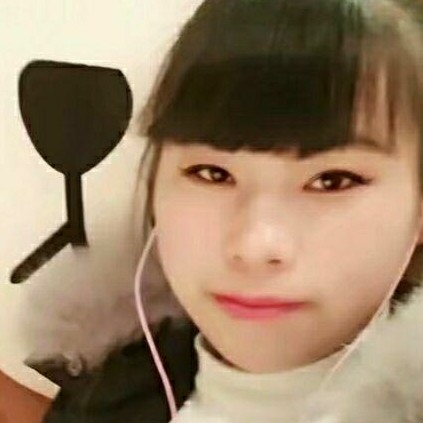 烂漫深拥玫瑰的照片
