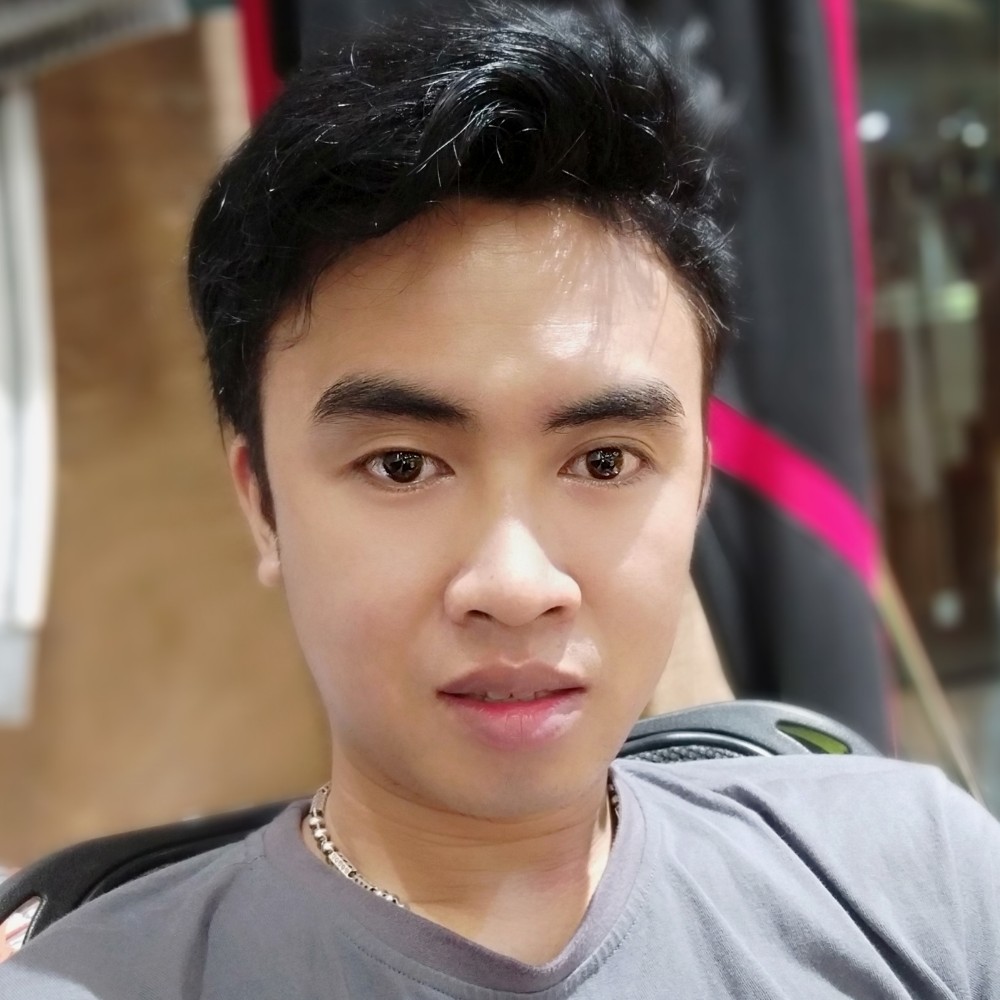 调皮浅吻微笑的照片