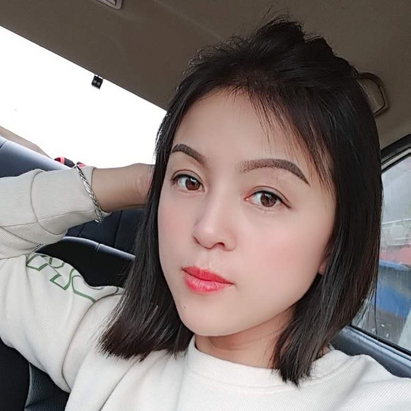 落花的窗台的照片