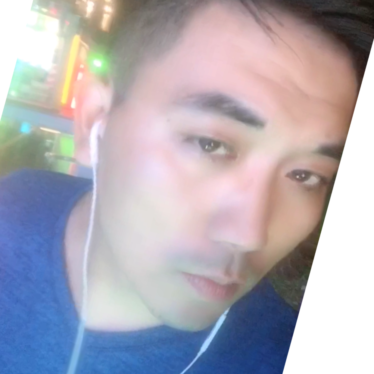 板凳挽手欢呼的照片