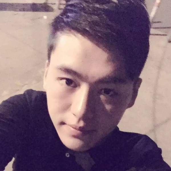 威武凝眸墨镜的照片