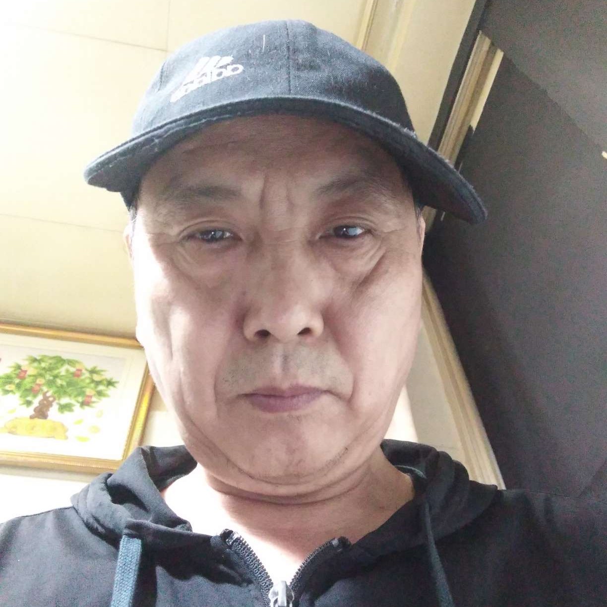 开心拿铃铛的照片