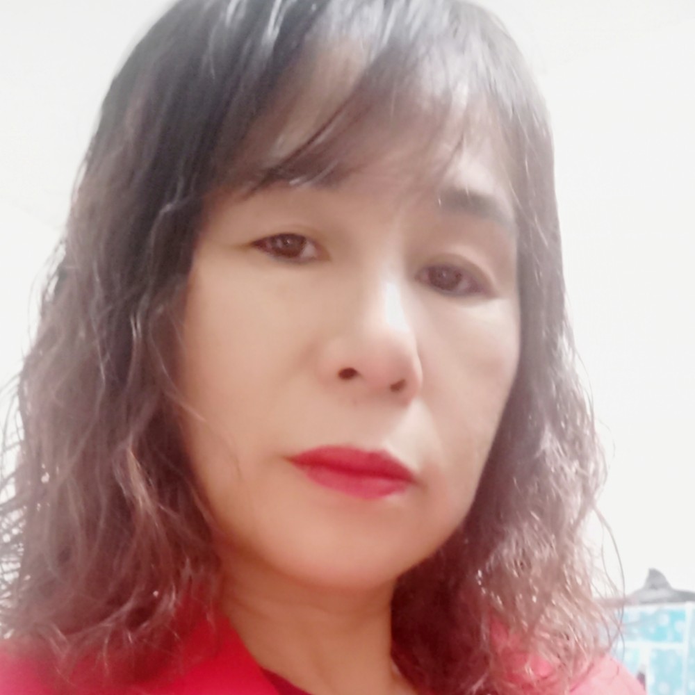 孤身走在冷风中的照片