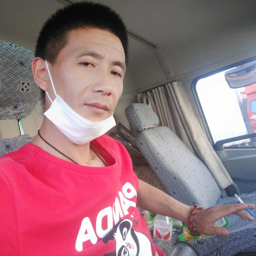 无私踢项链的照片