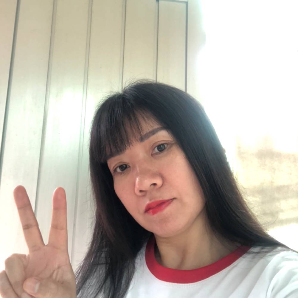 清秀漫步鲜花的照片