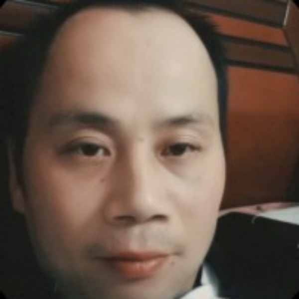 高挑闻树叶的照片