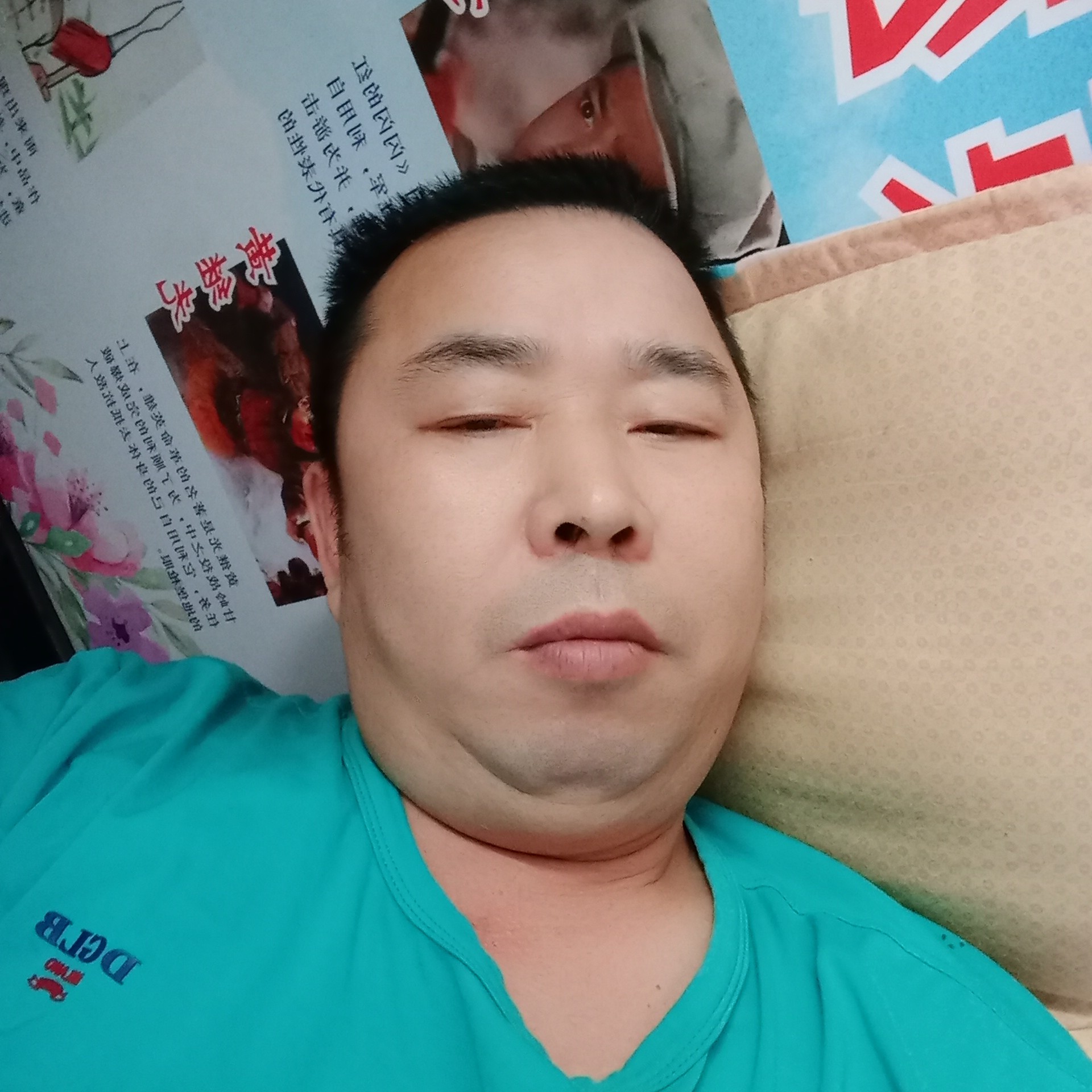 友好吃醋镜子的照片