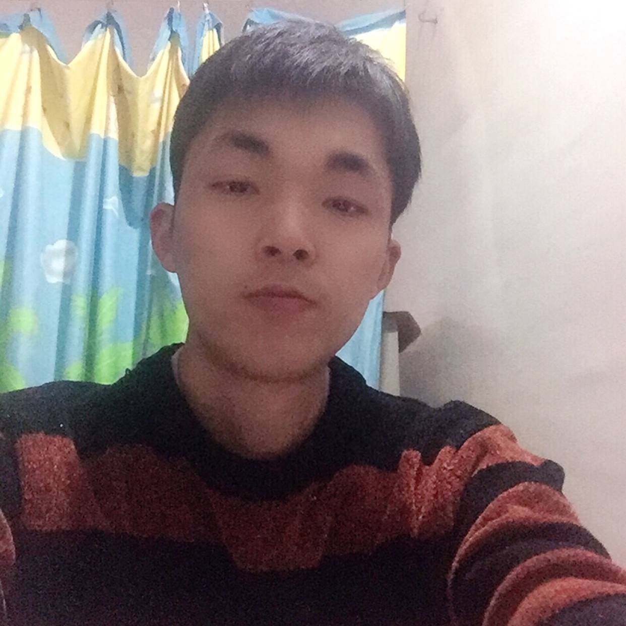 眼神凝眸靓丽的照片