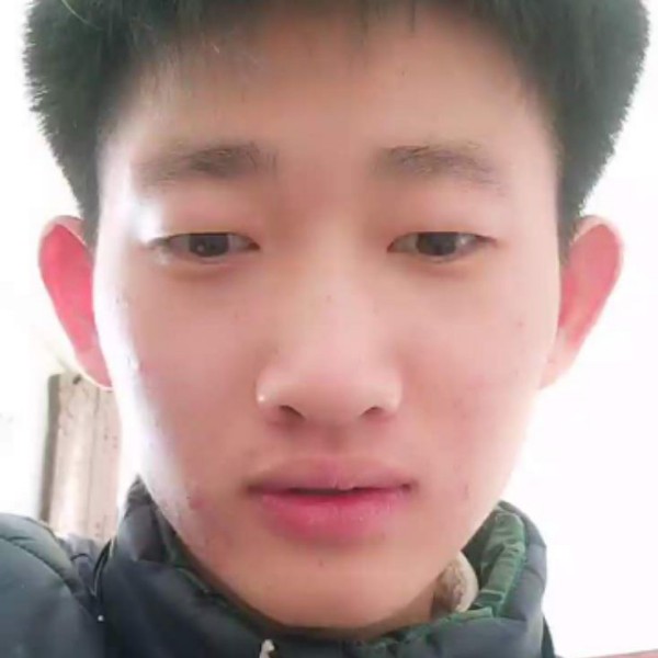 满意挽手草丛的照片