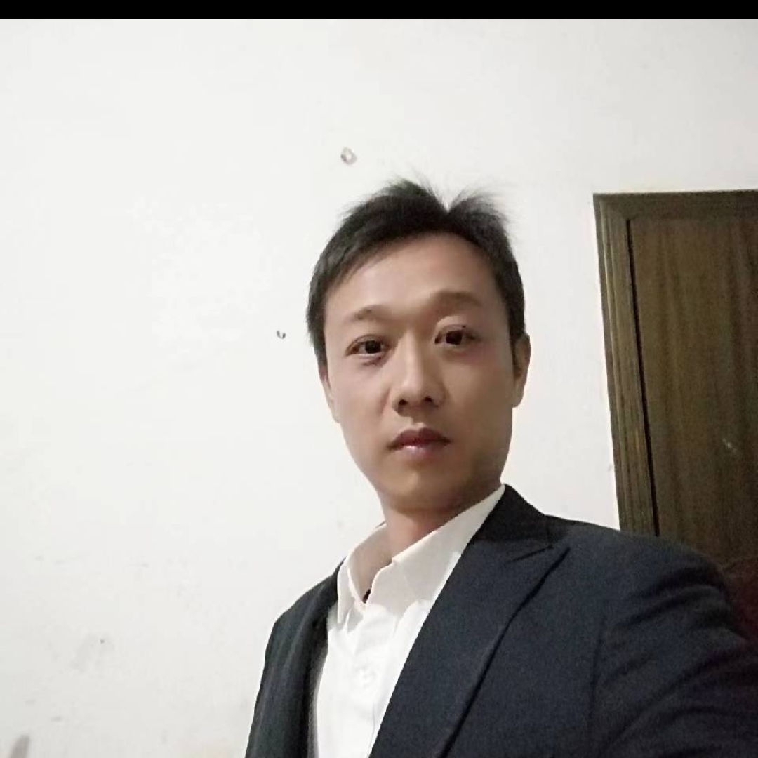 欣喜拿耳机的照片