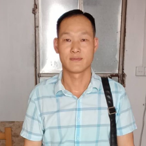 心岛踢一个人的照片