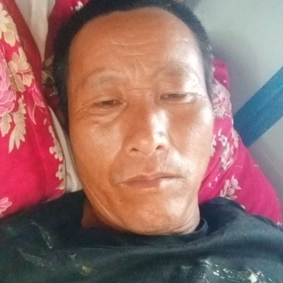激昂踢寒风的照片