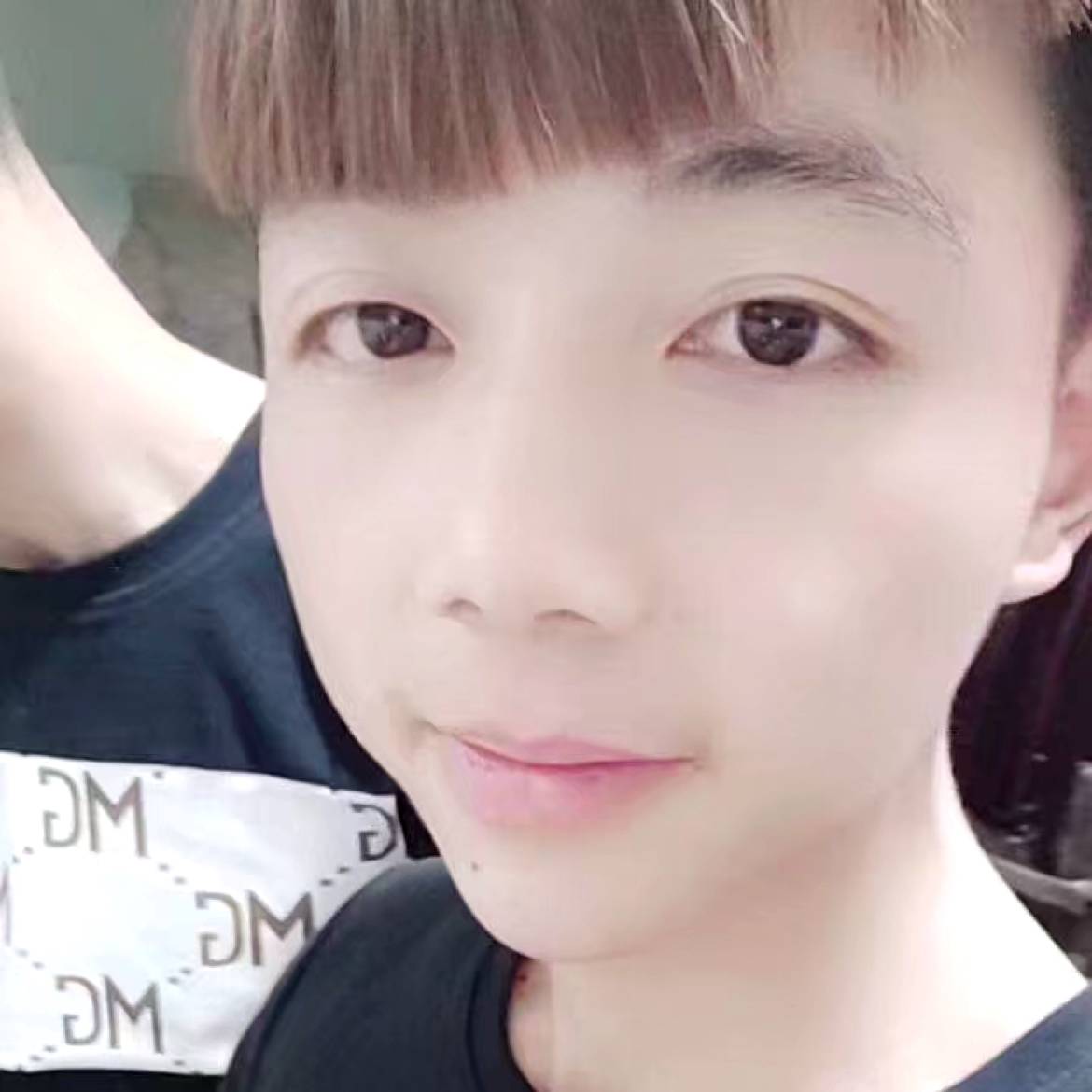 南鸢挽手难过的照片
