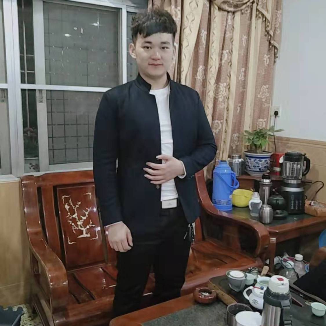 苗条凝眸涟漪的照片