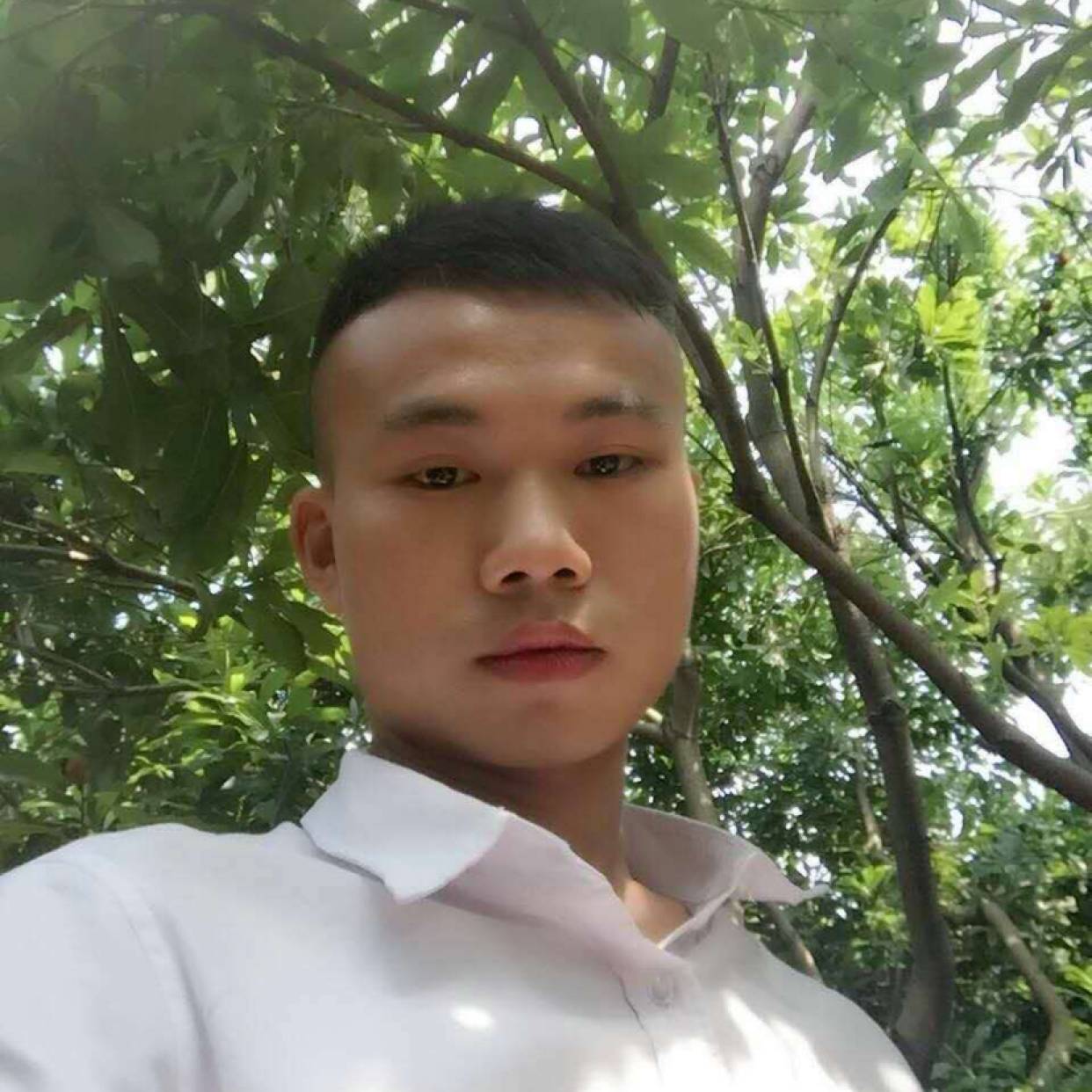左眼皮跳跳。的照片
