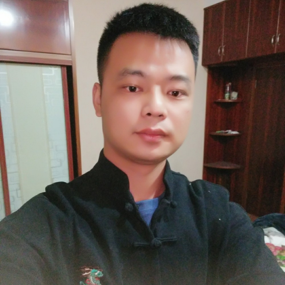 胡子拉碴的男人的照片