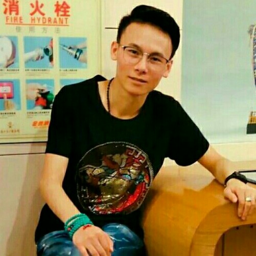 等待停止战斗机的照片