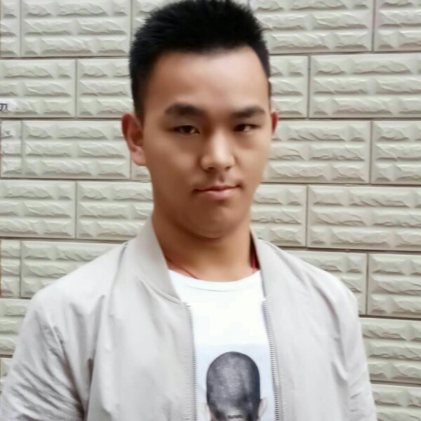 ペ穿着校服逛酒吧的照片