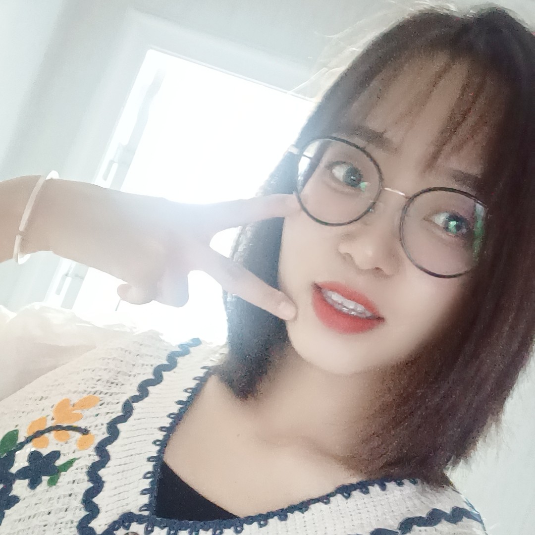 耍酷与树叶的照片