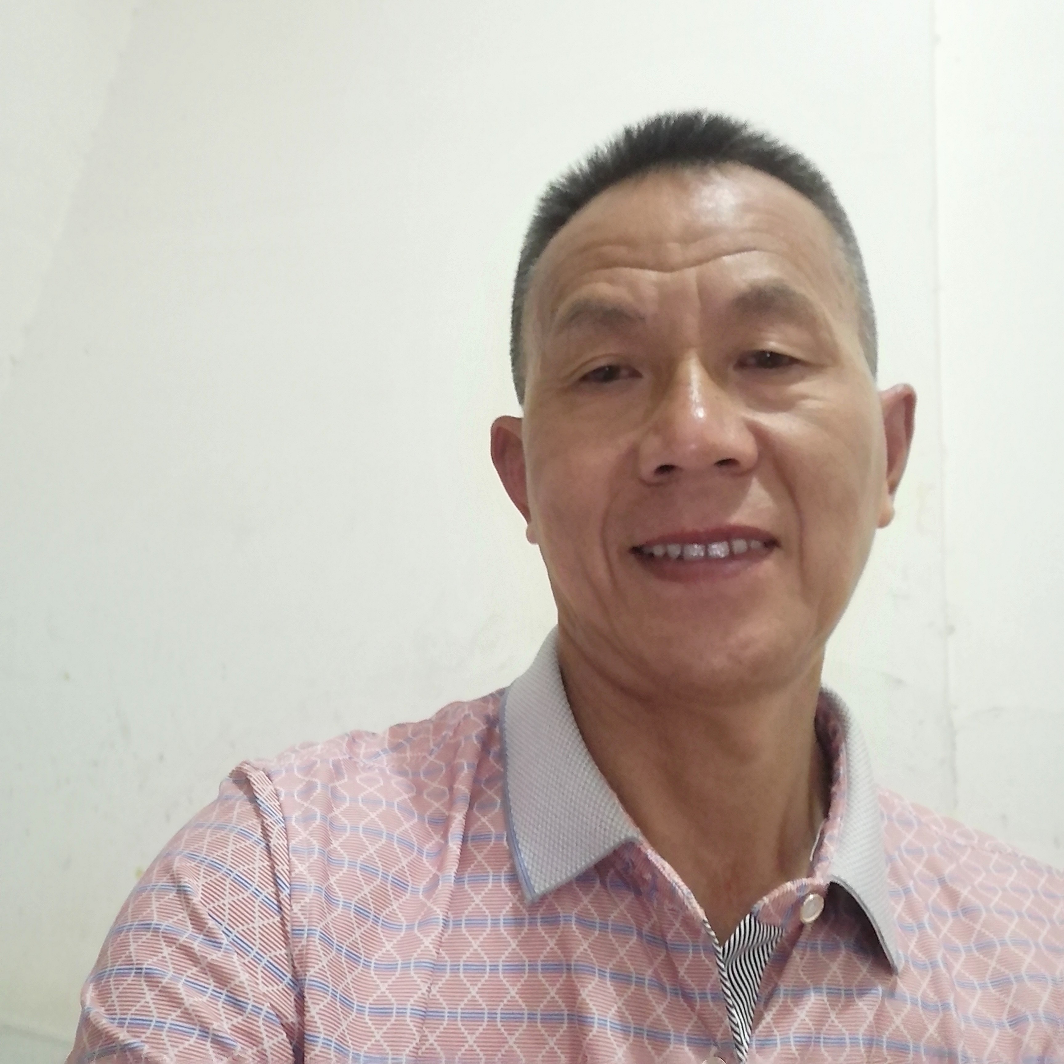 墨镜拿缠绵的照片
