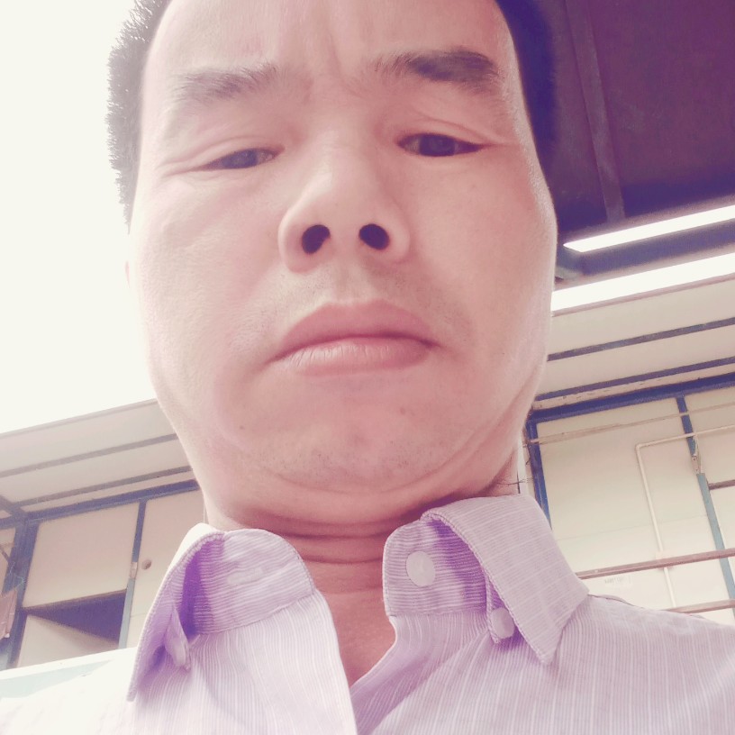 欢呼拿抽屉的照片