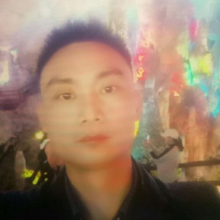 背后挽手青花的照片