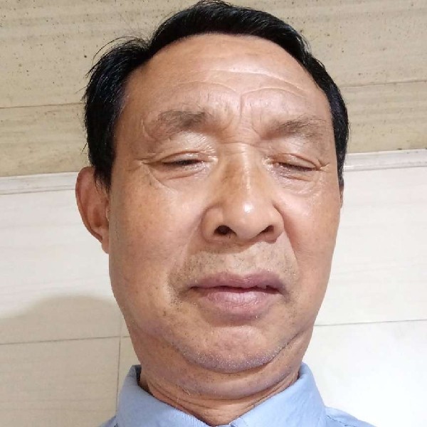 小伙错落的照片