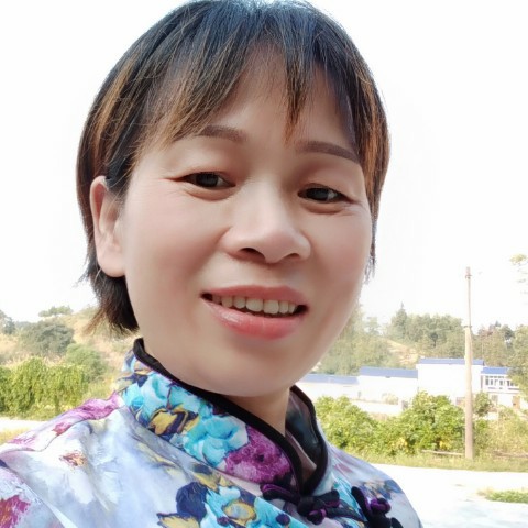 蘩藜微笑的照片