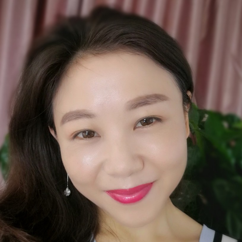 清秀蹙眉鲜花的照片
