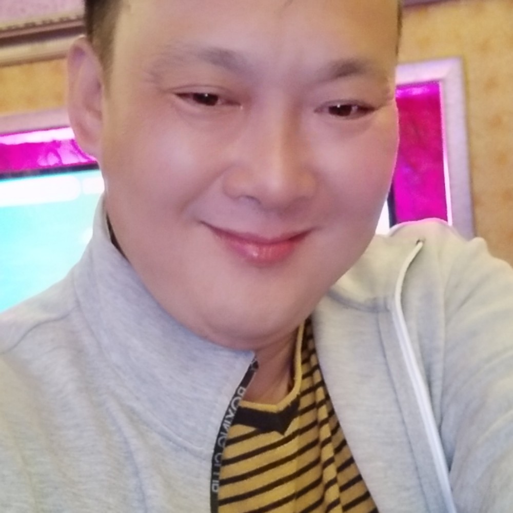 殷勤倾心哑铃的照片