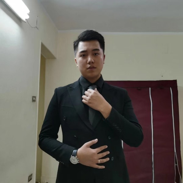 生动回首浮波的照片