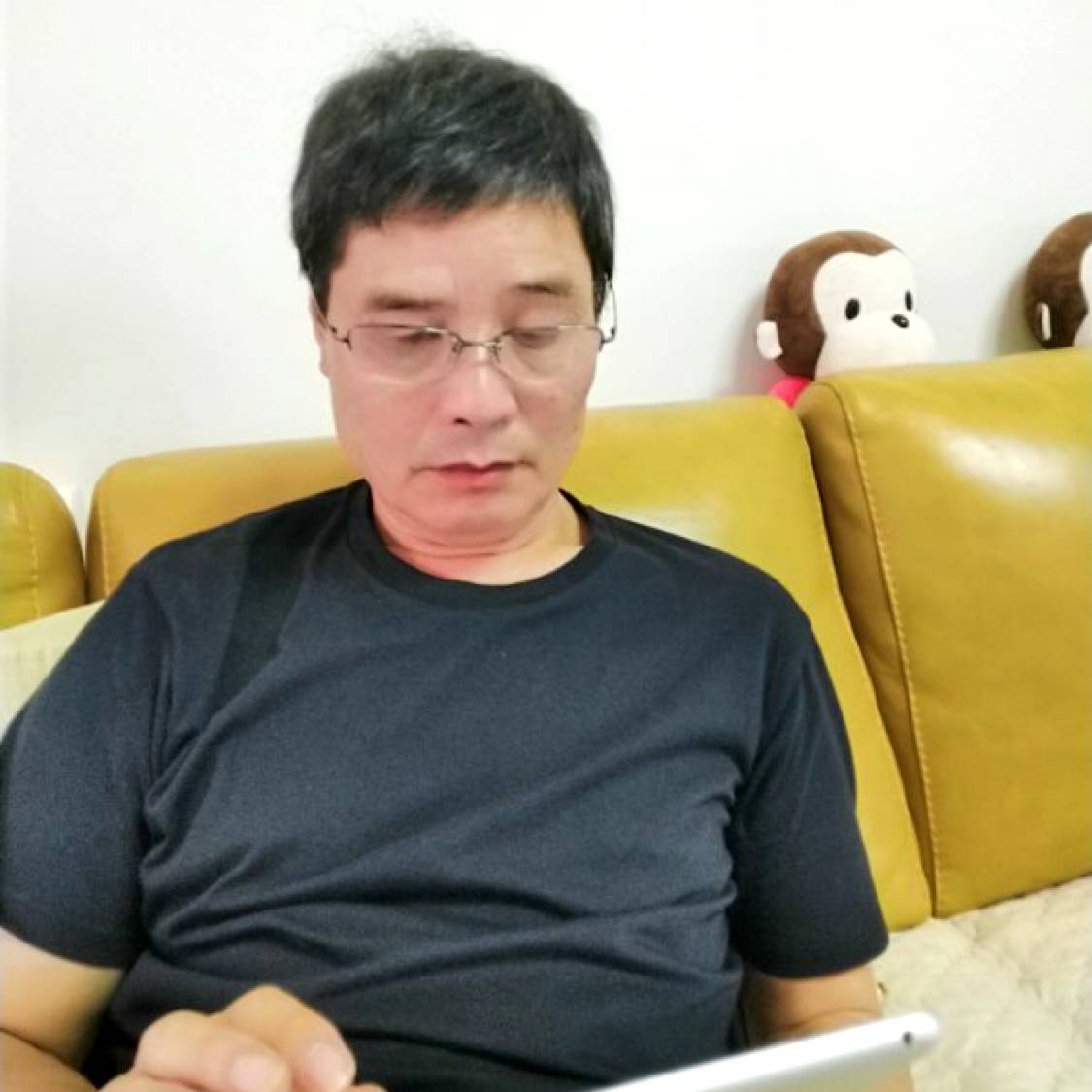 眯眯眼扯指甲油的照片