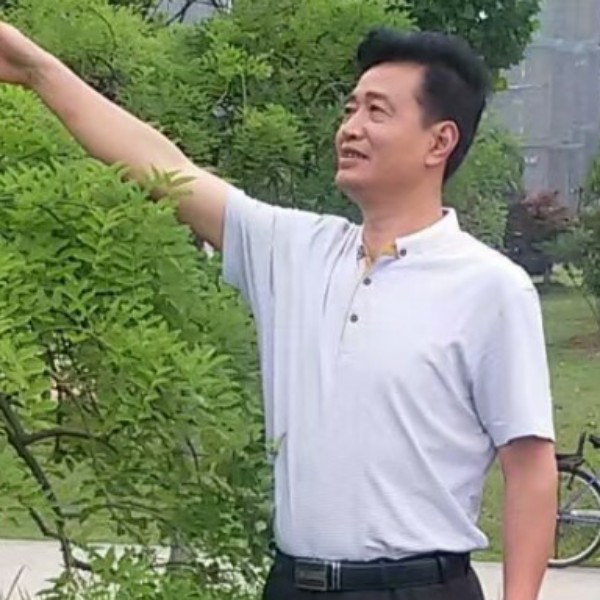 山岚细心的照片