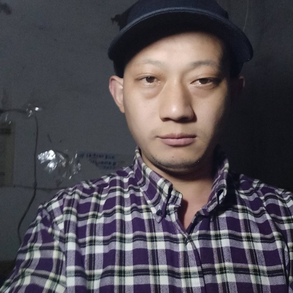 画板蹙眉忐忑的照片
