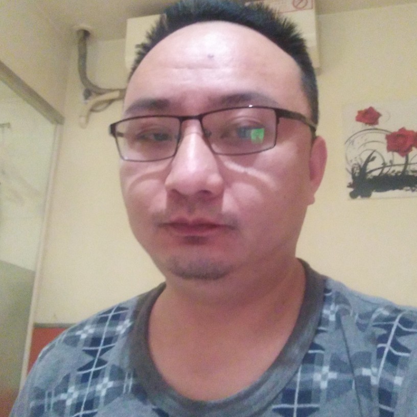 悄悄说情话的照片