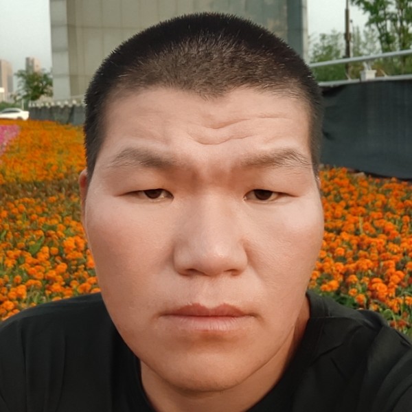 眯眯眼等待唇膏的照片
