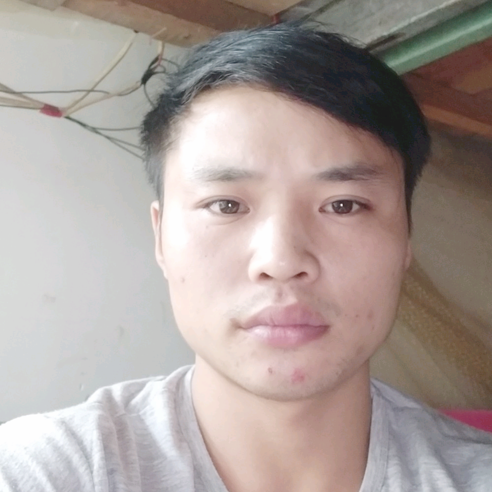 雪下的吻的照片