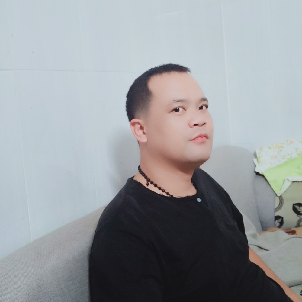 放狼的大叔的照片